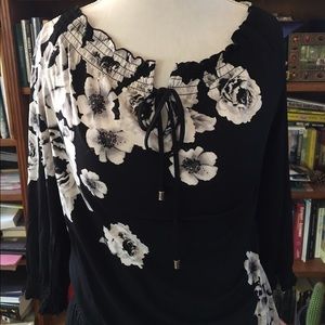 WHITE HOUSE Black Market Flower Blouse